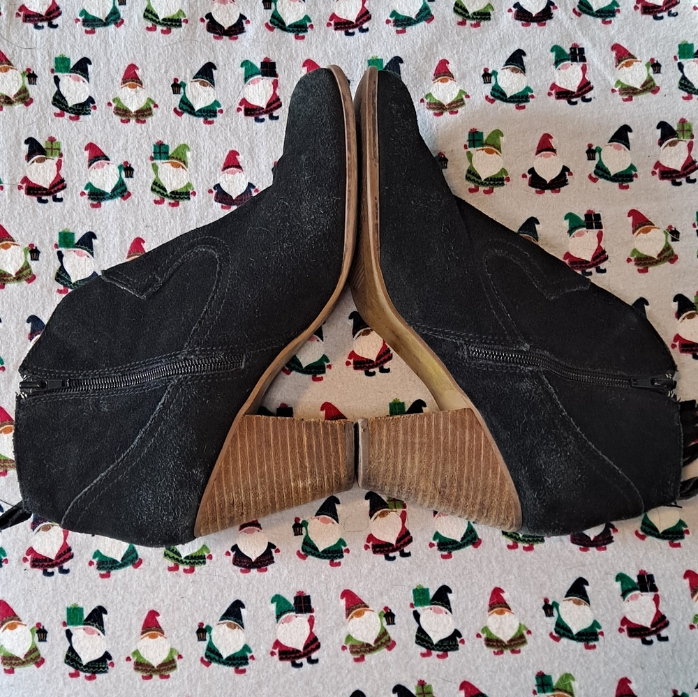 Stylish distressed black suede Steve Madden fringe booties, 10 - Picture 7 of 12